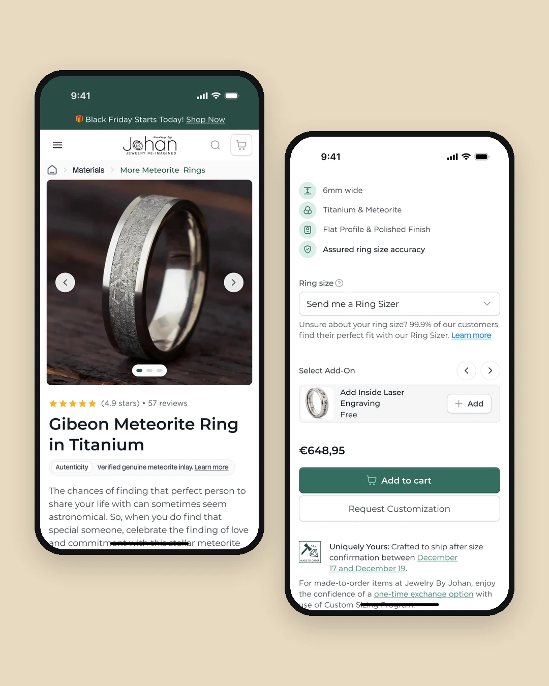 Twee telefoons met de productpagina: links de foto van de ring, beoordeling, titel en beschrijving, rechts de productkenmerken, de ringmaatkeuze met de ringmaatmeter, de gravure-add-on, de prijs, de knop voor de winkelwagen en een knop om maatwerk aan te vragen