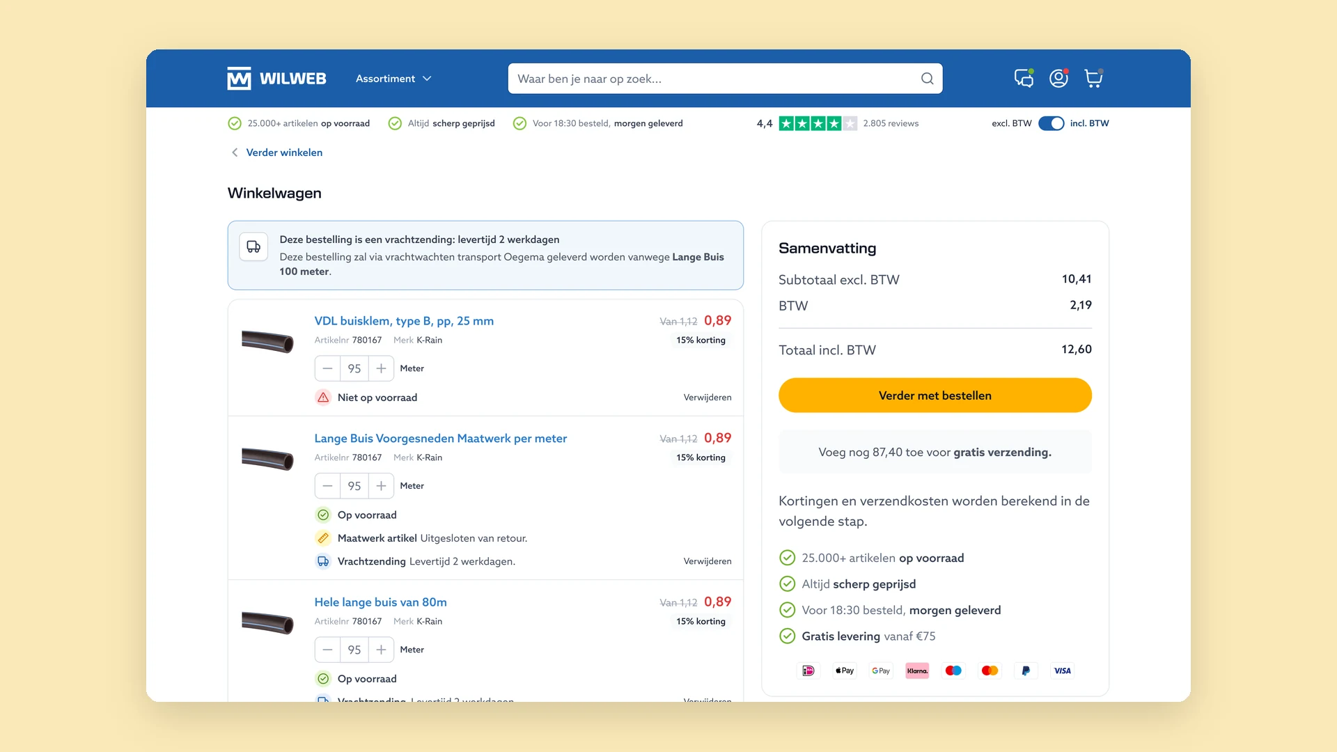 Winkelwagen: bovenaan een banner dat de bestelling als vracht gaat met een levertijd van 2 werkdagen vanwege één lange buis, regels met labels voor voorraad, maatwerk en vracht, en de samenvatting met een gele knop om verder te bestellen
