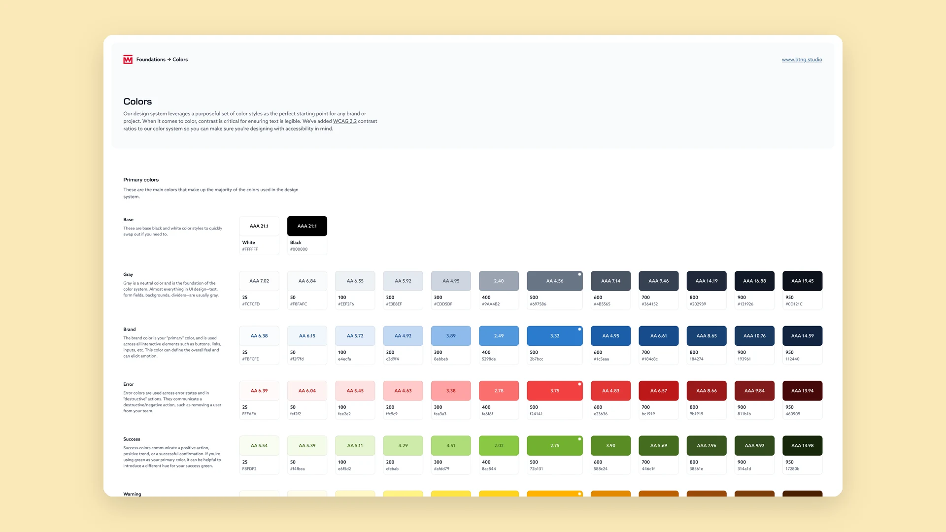 Styleguide van Wilweb, Foundations, Colors: wit en zwart als basis, dan grijs, merkblauw, foutrood en succesgroen, elk in twaalf stappen met de hexwaarde en de WCAG-contrastscore